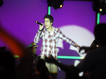 http://www.sertanejooficial.com.br/wp-content/uploads/2010/07/luansantana.jpg