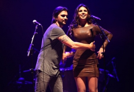 Juanes Flerta com Paula Fernandes no palco... - Sertanejo