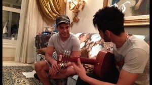 Nesta terça-feira, dia 04, Gusttavo Lima publicou uma foto em que aparece no sofá, tocando violão e se divertindo ao ...