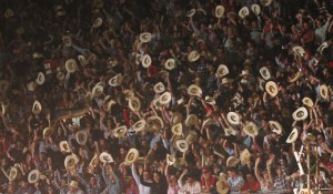 Torcedores comemoram crescimento do Rodeio Nacional A final do Brahma Super Bull PBR em Americana reuniu mais de 100 mil ...