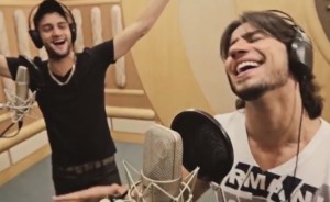 Os sertanejos Munhoz e Mariano gravaram a música “Todo Mundo” (tema da copa do mundo de uma marca de refrigerantes) ...