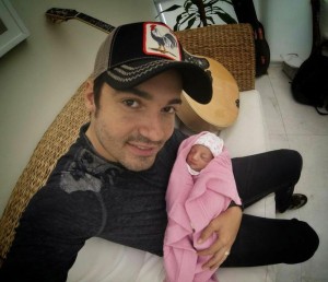 O cantor Fernando Zorzanello (Fernando e Sorocaba), compartilha a foto da pequena Alice em suas redes sociais. A menina nasceu ...