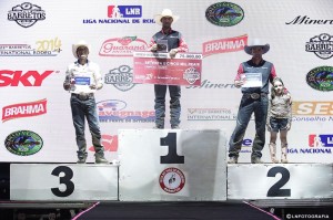 Francis Gustavo Dezembro, de Catiguá/SP, venceu o 22º Barretos International Rodeo. O campeão montou o touro Show Time do tropeiro ...