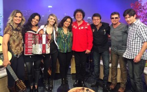 Cantando ao vivo, a banda Barra da Saia participará neste sábado (18/10) do programa Silvio Brito em Família, exibido pela ...