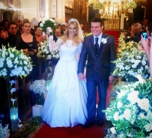 Juntos há três anos, o cantor sertanejo Bruno Belluti e a atriz Thaís Pacholek se casaram na noite de ontem ...