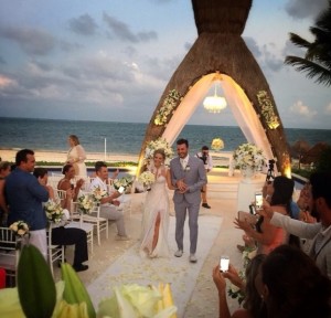 Thaeme Mariôto (Thaeme e Thiago) e o empresário Fábio Elias, subiram ao altar ontem (22), em Cancún, no México. A cerimônia ...