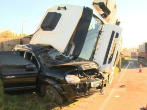Mais um acidente automobilístico, envolvendo um cantor sertanejo, aconteceu na manhã desta sexta-feira (06) na BR-101, na altura do km ...