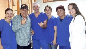O cantor Milionário com equipe médica do Hospital Beneficência Portuguesa de Rio Preto, antes de fazer o exame de cateterismo na semana passada