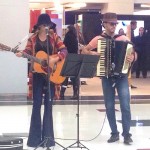 Paula Fernandes se disfarça para cantar em shopping A cantora Paula Fernandes gravou, na última semana, um quadro para o ...