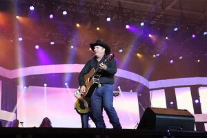 A noite em que Garth Brooks se apresentou na Festa do Peão de Barretos prometia ser uma noite especial e, ...