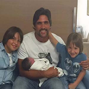 Leo Chaves anuncia nascimento de seu terceiro filho, José