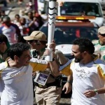 Zezé Di Camargo e Luciano carregam a tocha olímpica Ontem, dia 04, foi a vez do estado de Goiás ter a ...