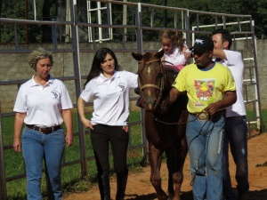 Tratamento que utiliza equitação acontece no Rancho do Peãozinho e é destinado a Ppacientespacientes do Centro Municipal de Reabilitação.