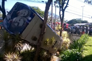 Ônibus de dupla sertaneja capota em Belo Horizonte!