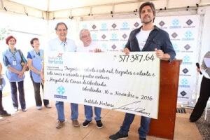 Leo Chavez e o Hospital de Câncer de Uberlândia Na manhã de ontem (16), o cantor sertanejo Leo Chaves entregou um cheque de R$ 377 mil ao Grupo Luta Pela Vida, ONG que administra o Hospital de Câncer de Uberlândia. A ...