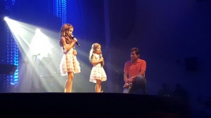 Daniel canta com as filhas