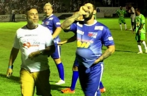 Gusttavo Lima marca gol contra a fome! O cantor Gusttavo Lima organizou na noite da última terça-feira, 17, um jogo de ...