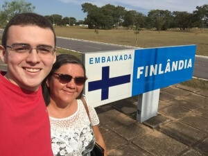 Mãe junta latinhas e realiza sonho de filho