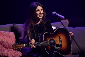Paula Fernandes canta música para o namorado durante show em BH