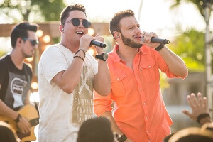 Paulo e Jean lançam o CD Hora de Ser Feliz, Ao Vivo. Projeto já conta com lançamento dos sucessos “Maldito Corretor” (que teve a participação de Breno e Caio Cesar), “Seu todinho” e atualmente trabalham a romântica “Carinhosamente” (com a participação de ...