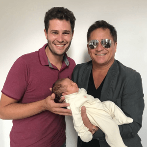 A recém-nascida Maria Vitória, Filha de Pedro Leonardo e Thaís Gebelin, foi apresentada ao avô, Leonardo, nesta quinta-feira (25). A emoção foi tanta que o avô “babão” publicou algumas fotos, segurando a netinha, e comentou: “Deus me abençoou com mais uma netinha linda, que só hoje ...