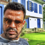 O cantor gravou um vídeo chamando de hipócritas as celebridades que ficam batendo palma na sacada de suas casas e cobra do governo melhores condições de trabalho e salário para os profissionais da saúde e segurança pública.