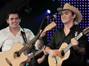 Um pouco da história de Hugo Pena e Gabriel Hugo tocava em uma casa noturna na cidade de Maringá, estado ...