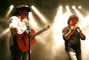 Teodoro e Sampaio gravam DVD para comemorar 30 anos de carreira. Teodoro e Sampaio, uma das duplas mais importantes da música sertaneja, completa 30 anos de carreira em grande estilo.  Como presente de aniversário, para sua grande legião de fãs, ...