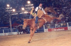 Barretos 2011 – Rodeio internacional proporcionou um cardápio variado aos amantes de provas e montarias. O segundo dia do rodeio ...