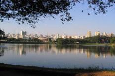 A temperatura máxima registrada na capital paulista no último domingo, dia 9, 33,1°C, foi a maior já anotada durante um inverno, desde o início das medições do Instituto Nacional de Meteorologia (Inmet), em 1943. Os termômetros da estação convencional do ...