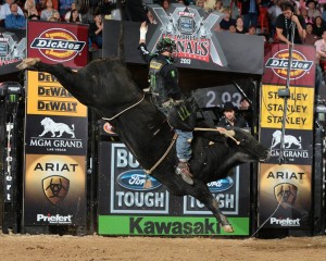 Após ter recuperado a liderança do Mundial após o 3º Round, Silvano Alves não parou em seu touro na noite ...