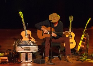 Almir Sater e Alzira Espíndola sobem ao palco do Parque das Nações Indígenas e apresentam a musicalidade que marca o Estado ...