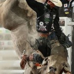 Com uma montaria perfeita o americano J.B. Mauney assumiu a liderança do Mundial PBR em Las Vegas. Depois de parar no touro ...