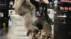 Com uma montaria perfeita o americano J.B. Mauney assumiu a liderança do Mundial PBR em Las Vegas. Depois de parar no touro Smackdown e obter a maior nota da noite de ontem, 93,75 pontos,  o americano J.B. Mauney diz que nao sente a pressão ...