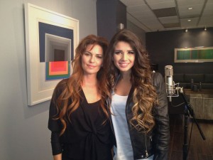 Durante sua turnê nos EUA, Paula Fernandes conheceu a cantora Shania Twain, de quem é grande admiradora, e preparou uma surpresa para os fãs brasileiros. O entrosamento entre as duas foi imediato, Shania adorou saber que a brasileira canta suas ...