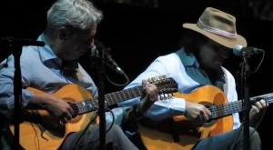 “Encontro das águas” de Tavinho Moura. Concerto de lançamento do livro e DVD “Violeiros do Brasil”, no Chevrolet Hall, Belo Horizonte, maio de 2009.