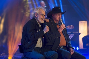 Renato Teixeira e Sérgio Reis cantando “Romaria”, uma obra prima de autoria do próprio Renato e que foi um grande sucesso na gravação de Elis Regina, em 1977. Clássico do Sertanejo de Raiz! Renato Teixeira e Sérgio Reis cantando “Romaria” ...