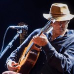 Almis Sater tocando a música “A Saudade é uma Estrada Longa” – O programa foi gravado no Mato Grosso do ...