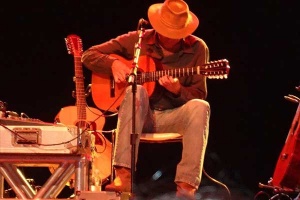 Almir Sater cantando “Comitiva Esperança”, show em Planaltina (DF). A música é de autoria de Almir Sater e Paulo Simões. Comitiva Esperança – Almir Sater LETRA: Comitiva Esperança – Almir Sater Nossa viagem não é ligeira, ninguém tem pressa de ...