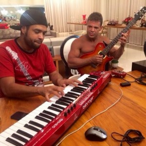 Eduardo Costa e seu produtor musical Romário Rodrigues passaram a tarde desta terça-feira (07/01) nos preparativos da nova turnê para 2014. O encontro dos dois aconteceu na casa do cantor, num condomínio em Goiânia. “Boa tarde gente…to em casa preparando ...