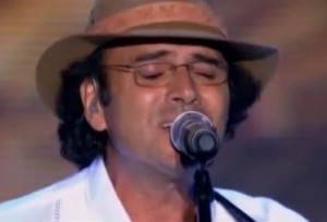 Almir Sáter cantando “Quintal do Vizinho” (de Roberto Carlos) para o especial e gravação do DVD “Emoções Sertanejas”, em homenagem aos 50 anos de carreira de Roberto Carlos. Sua interpretação para a canção “O Quintal do Vizinho”, contida e suave, ...