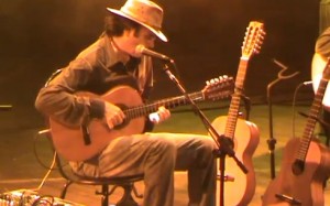 Almir Sater tocando a instrumental “Corumbá” (Almir Sater e Guilherme Rondon), no Teatro Central, em Juíz de Fora (MG).