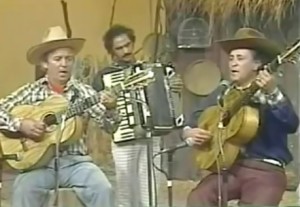 Veja a dupla Pedro Bento e Zé da Estrada cantando o seu primeiro grande sucesso, “Seresteiro da Lua”. Sertanejo Raiz de primeira, vale conferir!