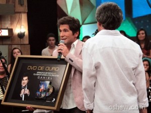 No último sábado, durante o programa “Altas Horas” da Globo, o cantor Daniel recebeu da Sony Music o DVD de Ouro, pela marca de 25 mil cópias vendidas. Diante das dificuldades que os músicos encontram em vender seus discos no ...