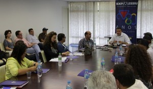 O presidente da Associação Brasileira dos Criadores de Zebu (ABCZ), Luiz Carlos Paranhos, disse que a cotação do boi gordo no mercado físico deve chegar “tranquilamente” a R$ 130 a arroba entre setembro e outubro, a depender da oferta no ...