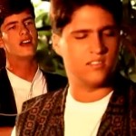 Assista abaixo um vídeo da década de 90, no qual Victor e Leo aparecem bem jovens cantando o sucesso de Chitãozinho ...