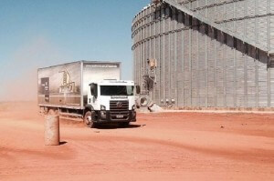 Com capacidade para 523 mil sacas de grãos, o maior silo do mundo – sem a torre central interna – ...