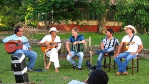 Neste domingo tem Almir Sater falando sobre a viola caipira no programa “Bem Sertanejo”, apresentado por Michel Teló. O apresentador visitou Almir em sua fazenda no Pantanal para um bate-papo descontraído e levou os amigos e violeiros Jads e Jadson, ...