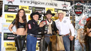 O título de campeão brasileiro da PBR/Brasil ficou com o paulista Tiago Vitor, de Florestal (SP). Após vencer a etapa realizada durante a Festa do Peão de Boiadeiro de Barretos, entre os dias 21 e 24 de agosto, Tiago garantiu ...