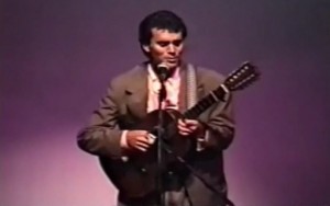 “Trem de Lata”, Linda canção de Almir Sater e Renato Teixeira, interpretada pelo próprio Almir (viola de dez cordas e ...